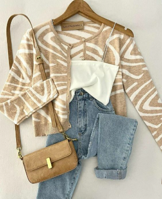 Top branco, calça jeans, cardigan animal print e bolsa