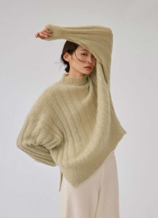 Modelo usando um top e calça vermelhos