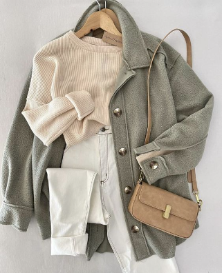 Jaqueta oliva, blusa de manga comprida cor pérola, jeans branco e bolsa