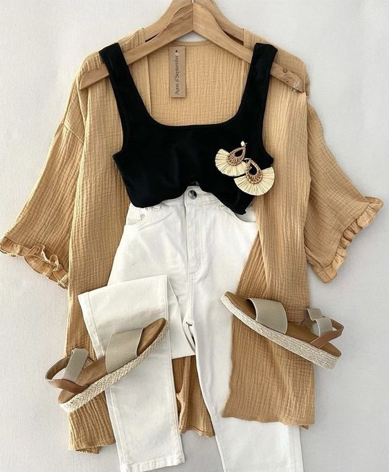 Top preto, calça branca, cardigan bege e sandália